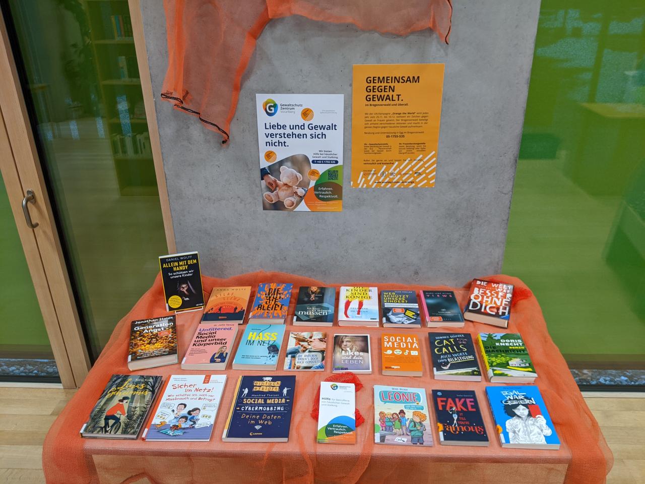 Büchertisch ORANGE